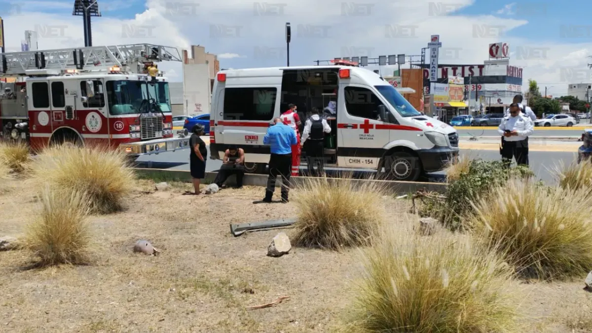 Vuelca conductor en Las Américas tras perder control por llanta baja