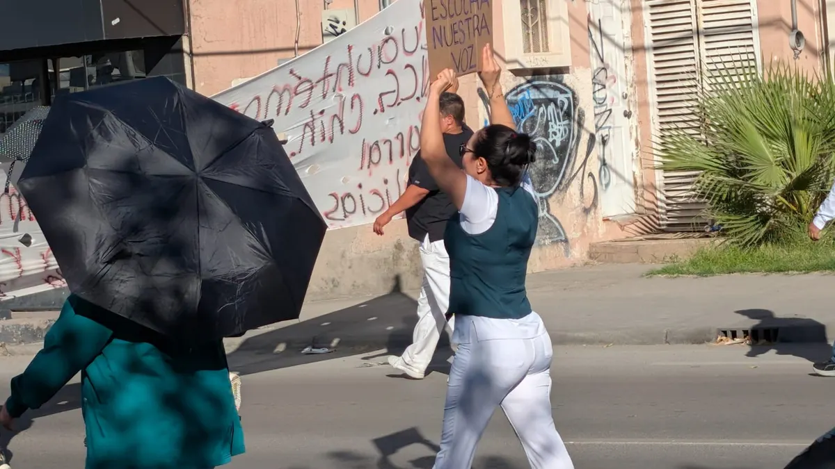 Más de mil trabajadores del IMSS marchan en Juárez; exigen aumento salarial e insumos