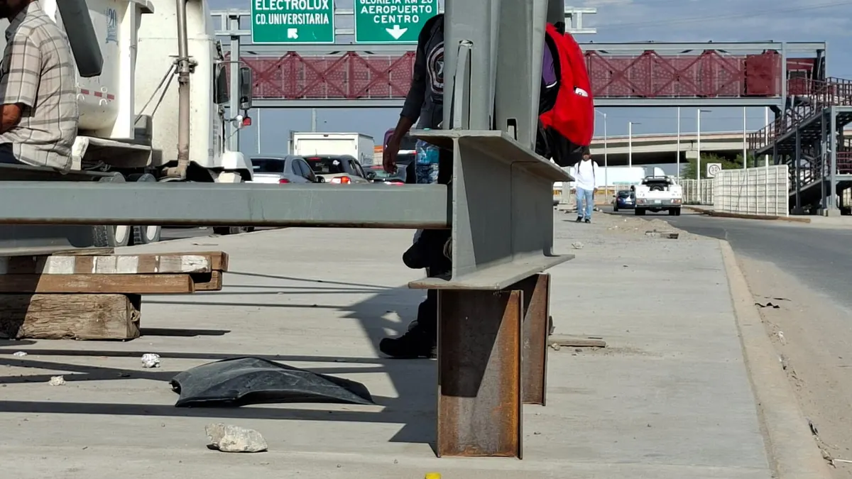 Piden retirar estructura de riesgo sobre banqueta en Talamás Camandari