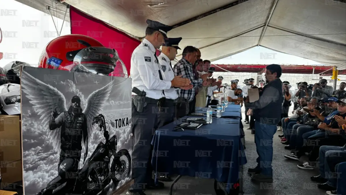Reparte Seguridad Vial cascos a motociclistas en Juárez