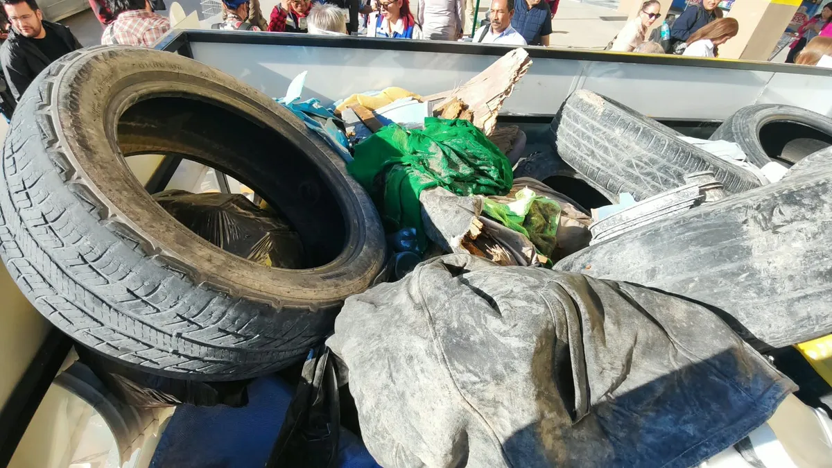 Exhibe JMAS desechos extraídos del drenaje en Plaza Las Américas