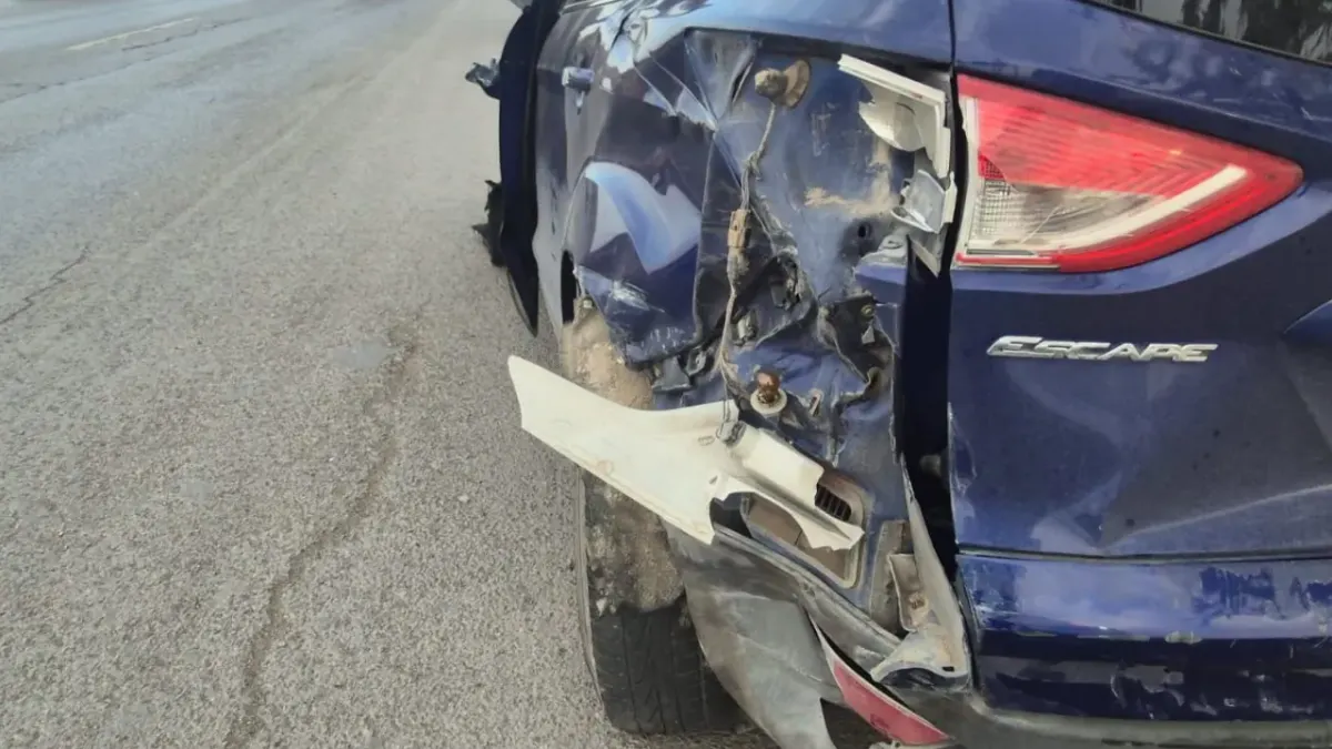 Vuelca camioneta tras choque en la Talamás; el responsable se da a la fuga