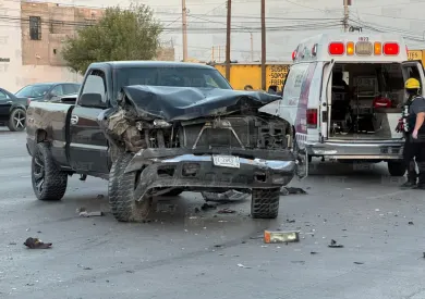Roban camioneta y generan persecución con choques y heridos