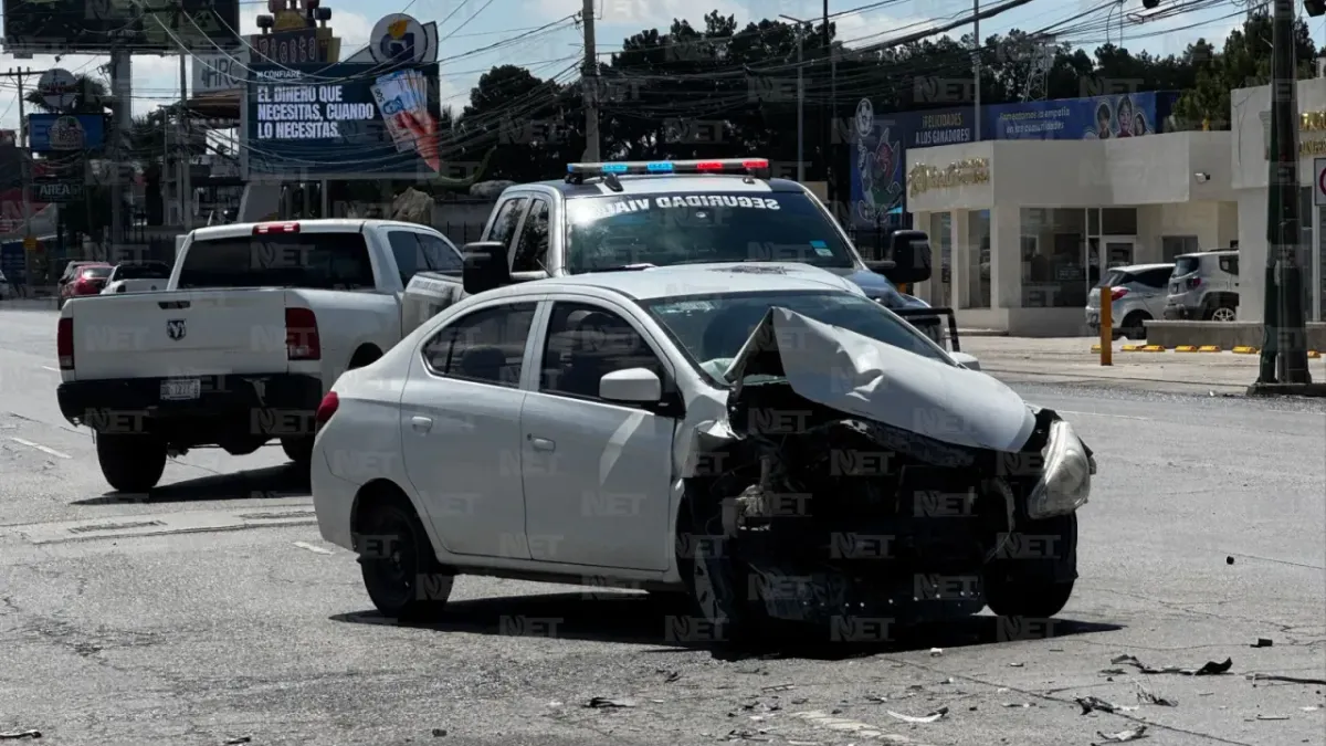 Choque deja varios lesionados y caos vial en De la Raza