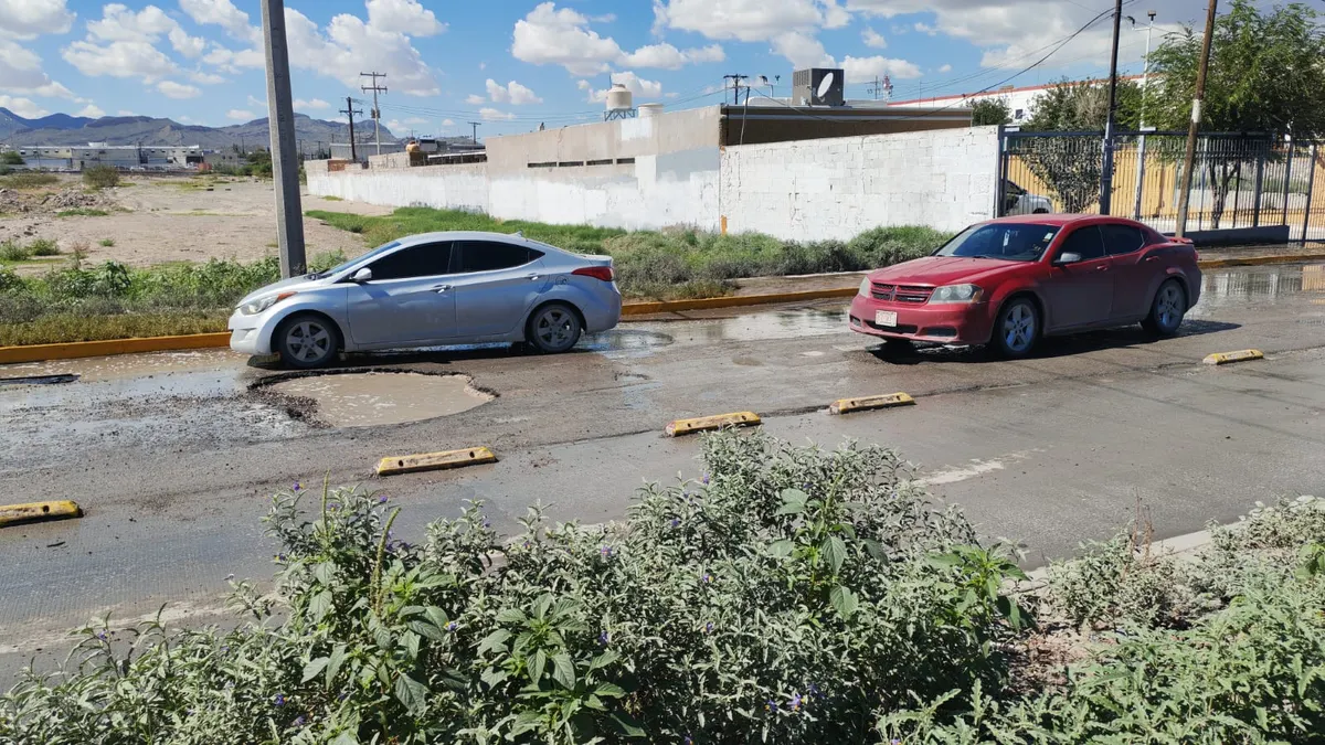 Baches de gran tamaño complican circulación en eje vial Juan Gabriel