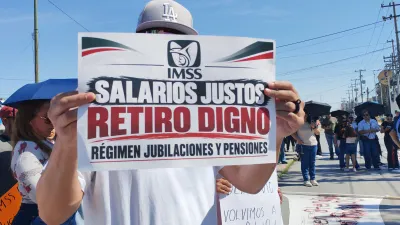 Marchan trabajadores del IMSS en Juárez contra acuerdos sindicales
