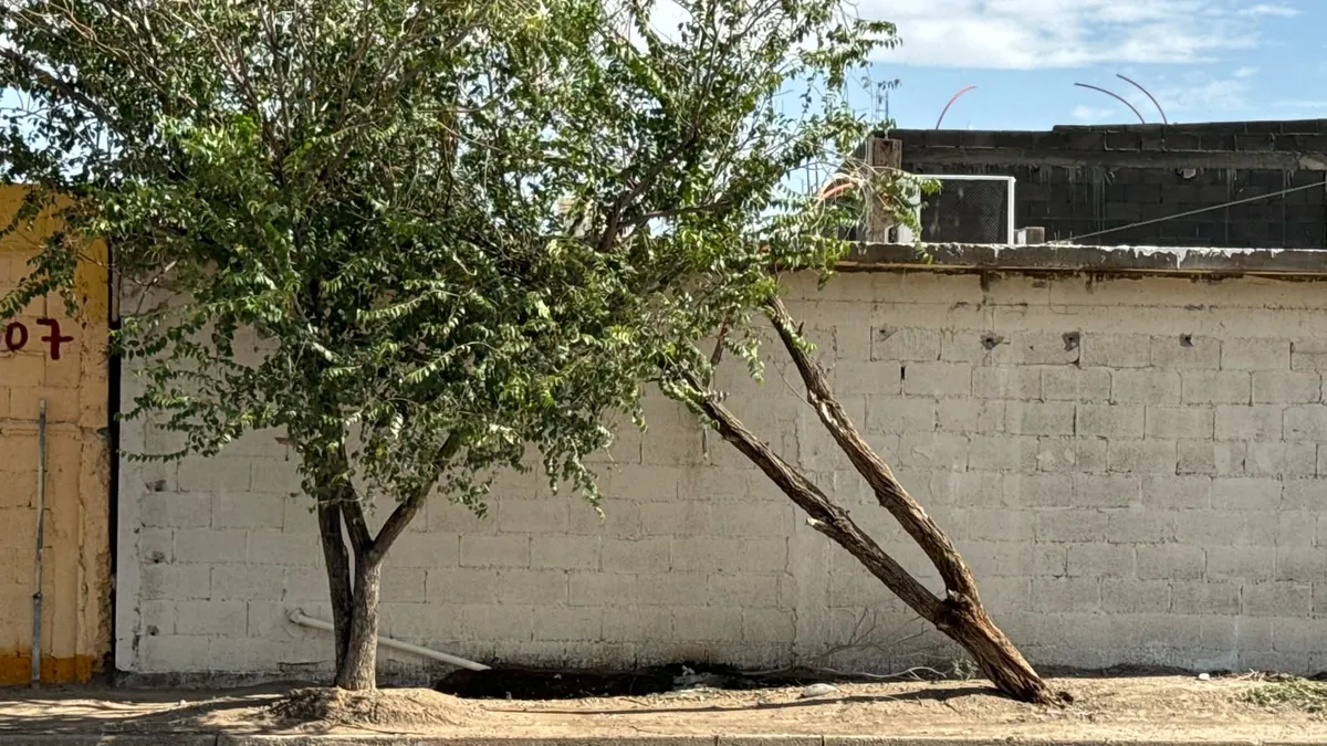 Colocan veladora donde murió joven al tratar de refugiarse de tormenta en Anapra