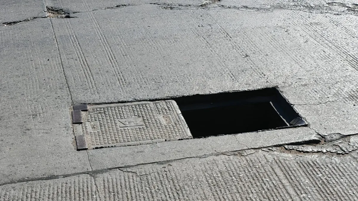 Alertan por registros de Telmex sin tapa en la avenida Tecnológico
