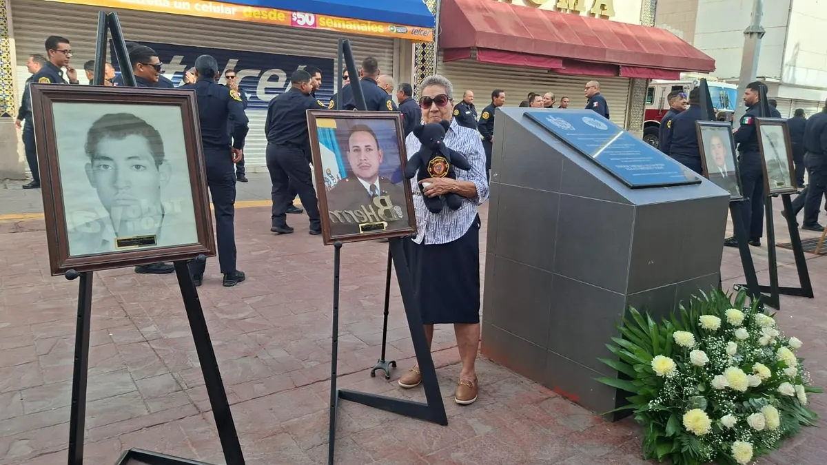 Rinden homenaje a bomberos caídos en incendio del Centro de Chihuahua hace 20 años