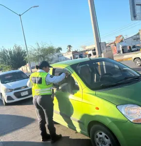 Multa por usar celular al conducir es de las más costosas en Juárez