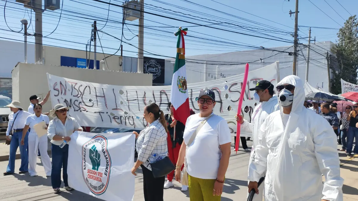 Marchan trabajadores del IMSS en Juárez contra acuerdos sindicales