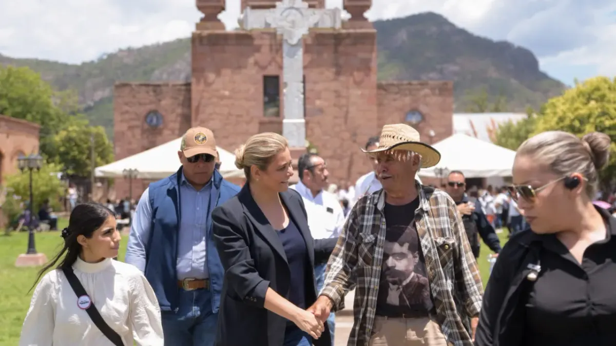 Asiste Maru Campos a misa por jesuitas asesinados en Cerocahui