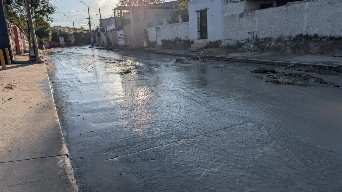 Inunda agua el Arroyo de las Víboras y complica el tránsito en Juárez
