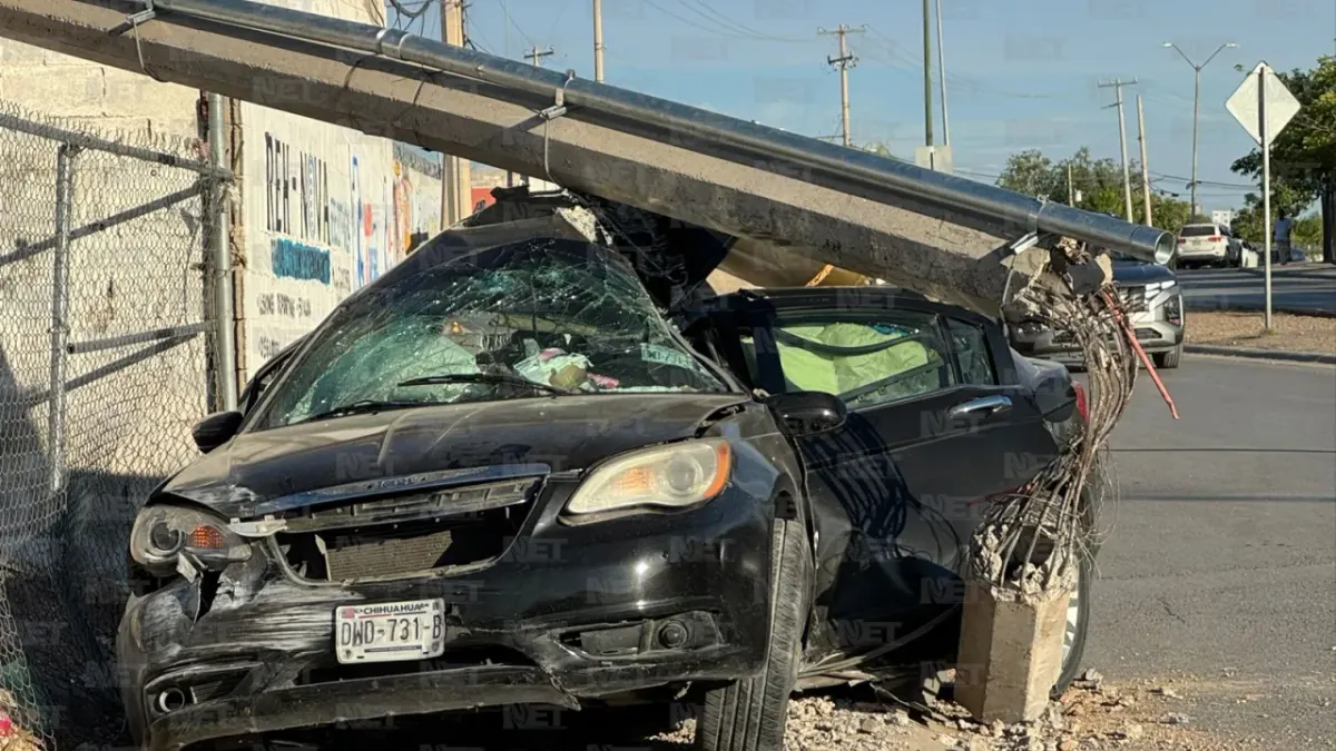 Adolescente se impacta contra poste de concreto y es trasladado a hospital