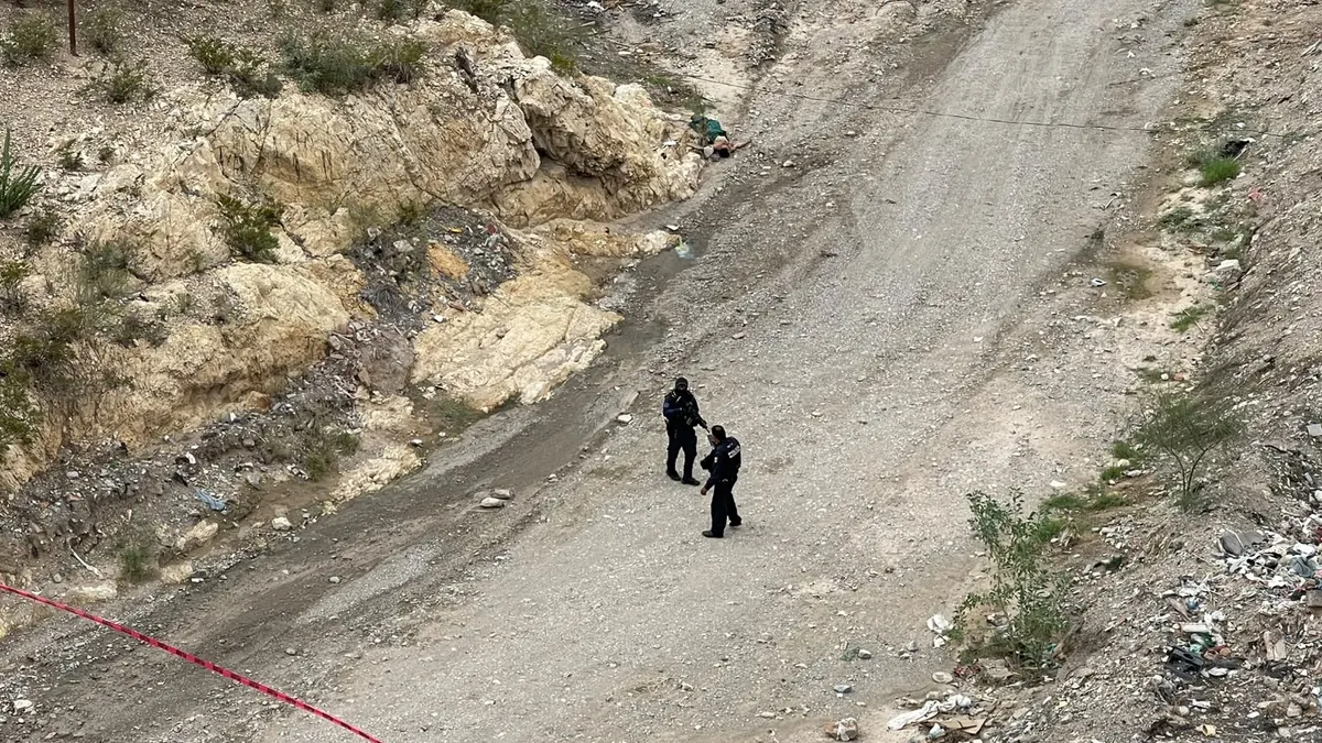 Localizan persona sin vida envuelta en cobija en terracería de Felipe Ángeles
