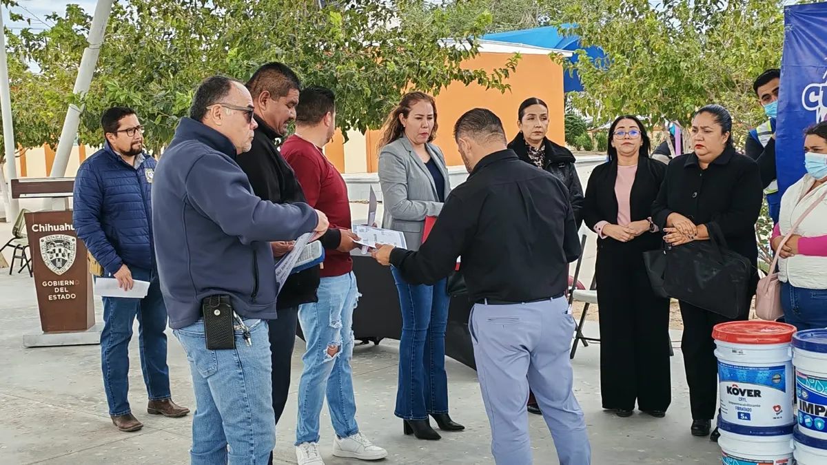 Entrega Ichife materiales a 60 escuelas afectadas por lluvias en Juárez