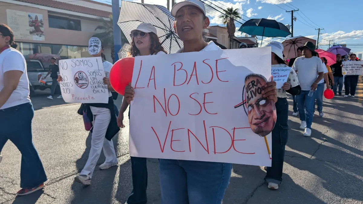 Más de mil trabajadores del IMSS marchan en Juárez; exigen aumento salarial e insumos