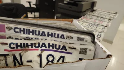 Recuperan 30 placas perdidas por lluvias en Juárez; Recaudación busca a sus dueños