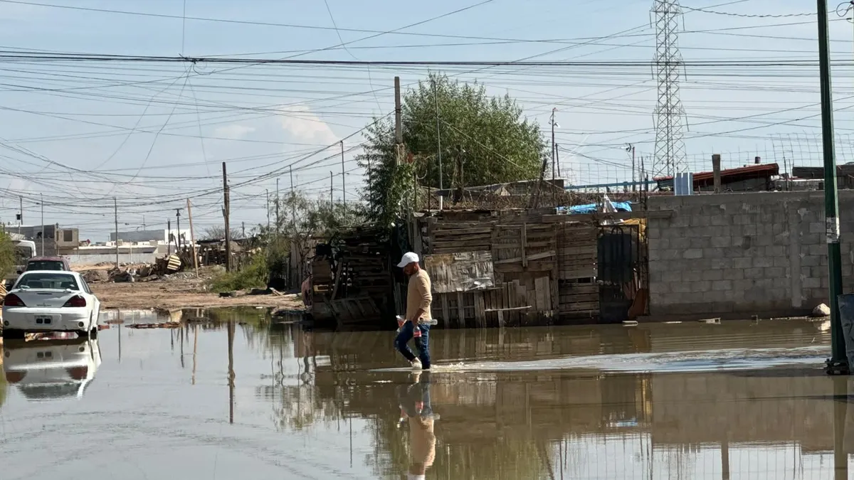 Desborda drenaje en Villas del Sur III y deja 150 casas rodeadas de aguas negras