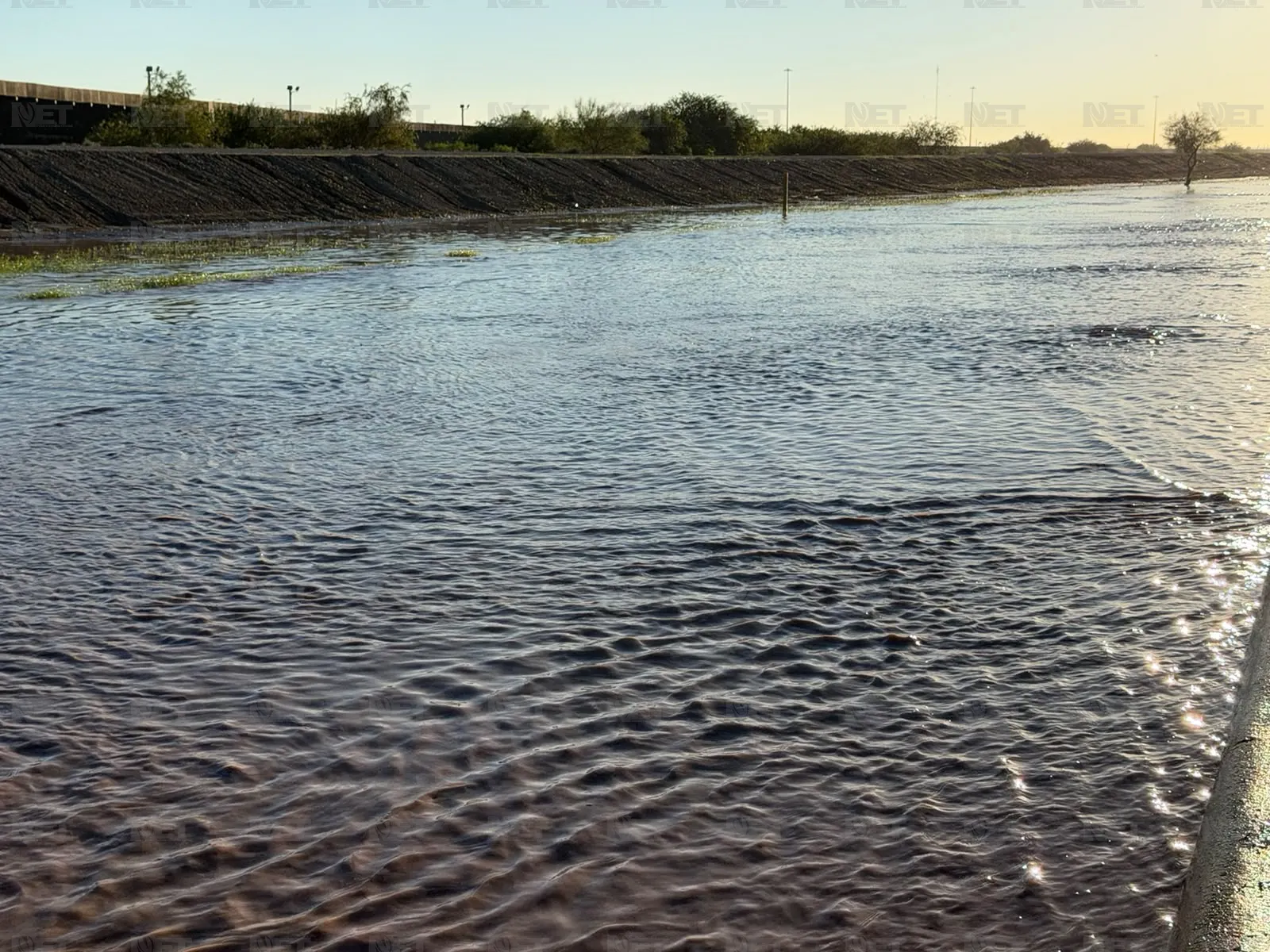 Cierre en Juan Pablo II por desborde del Río Bravo en Juárez
