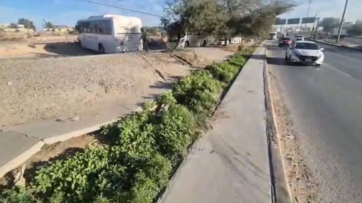 Camión con 10 pasajeros se sale del camino al evitar choque con unidad averiada