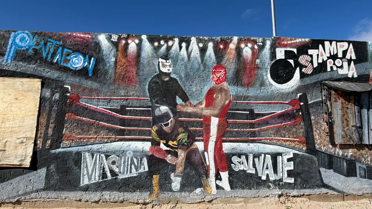 Familia juarense honra a sus difuntos con mural en barda de Camino Real