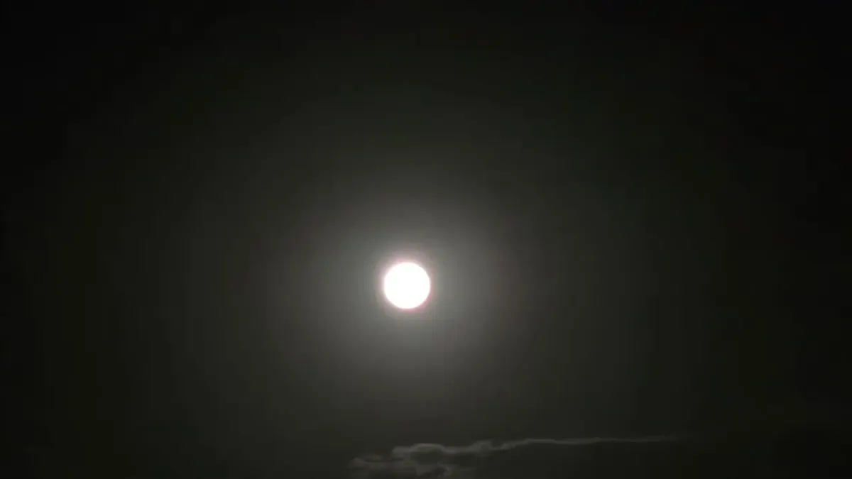 Brilla la Luna de Fresa sobre Juárez pese al cielo nublado