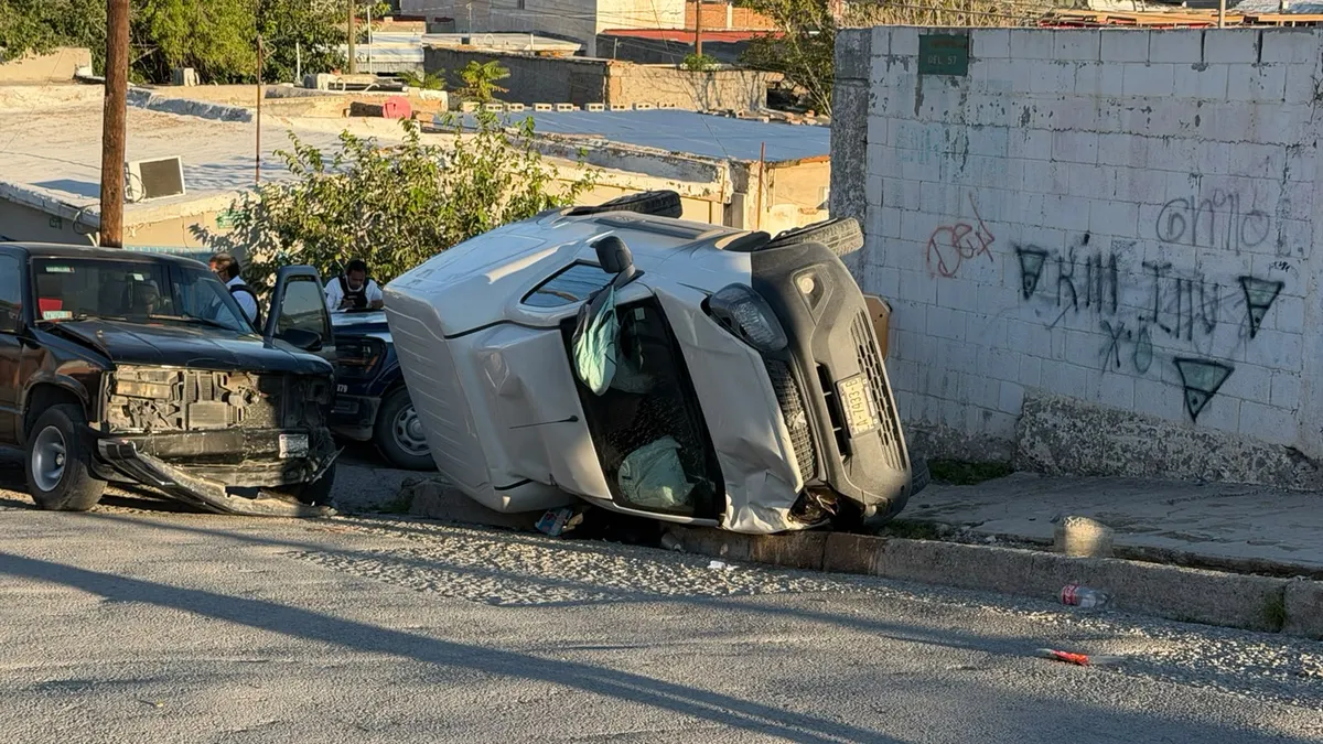 Aparatoso choque vuelca auto compacto en Juárez; no hubo lesionados