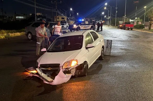 Repara JMAS socavón que tragó auto en la San Felipe
