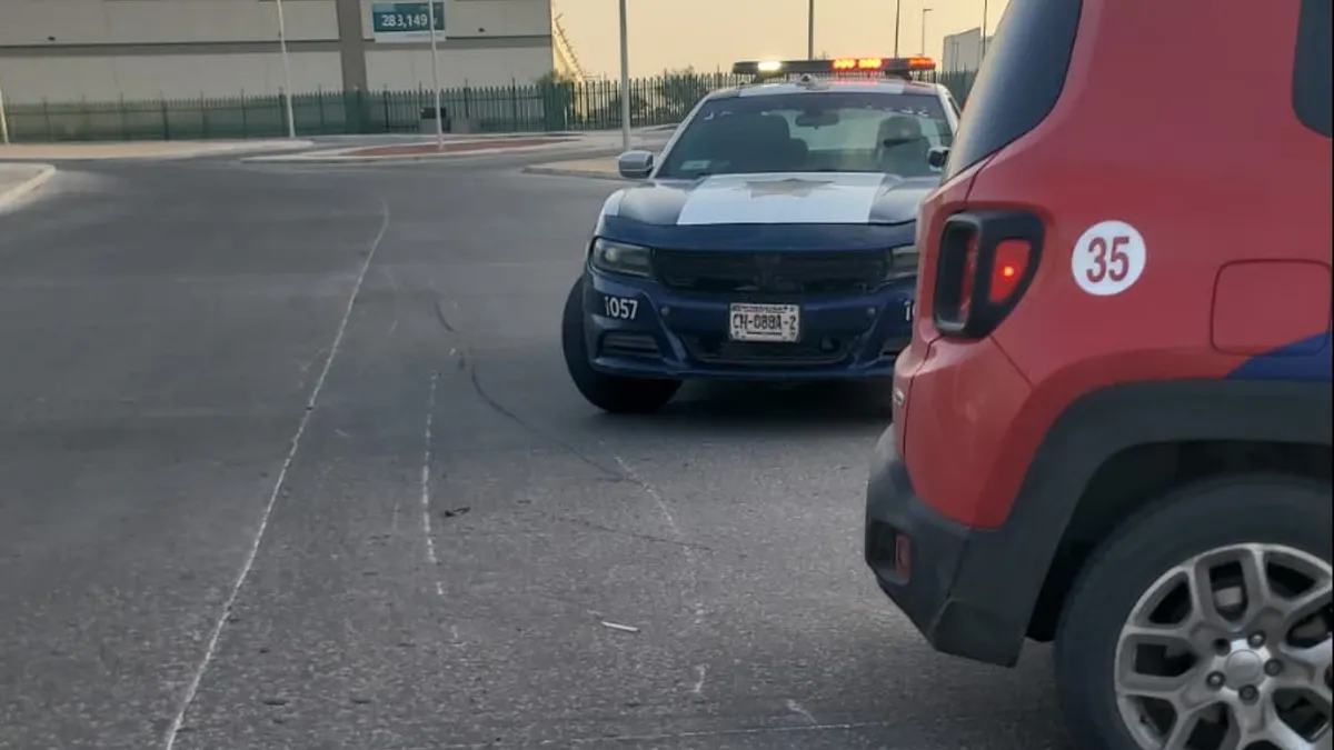 Camioneta de seguridad privada lesiona a motociclista en choque y se da a la fuga