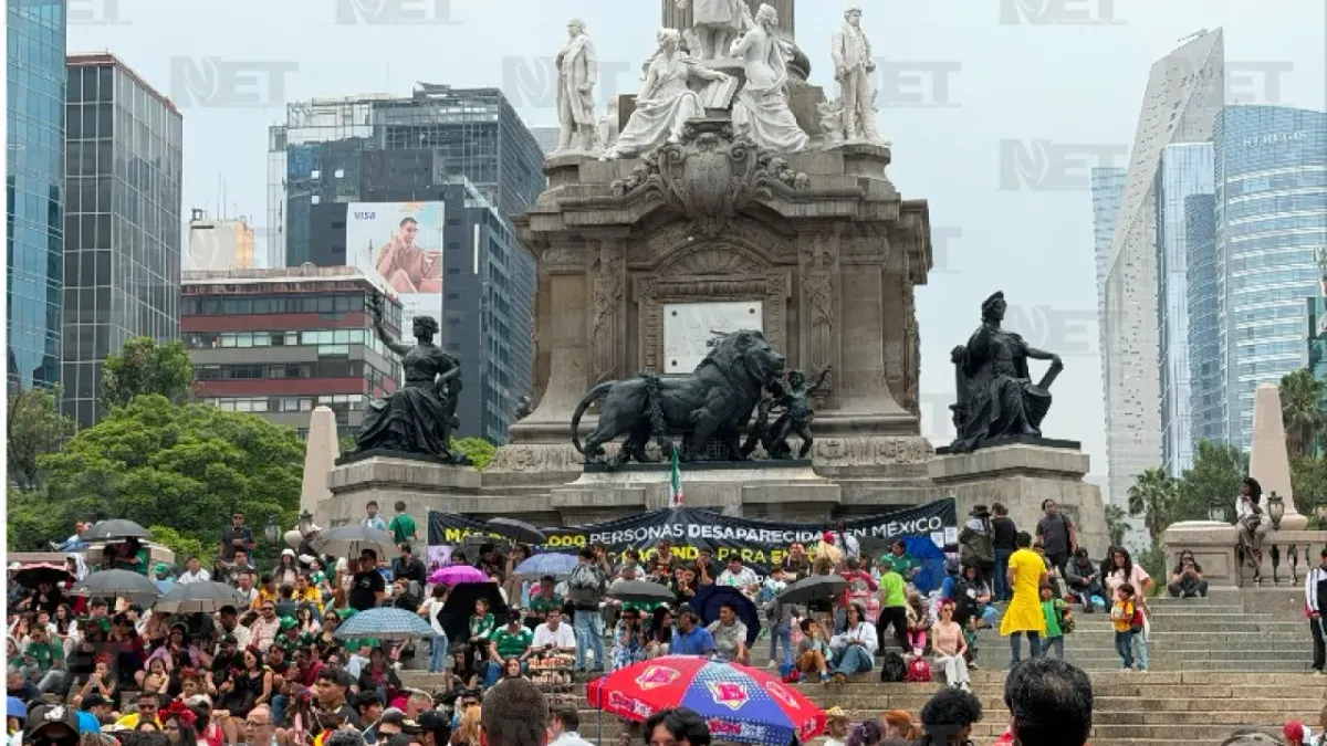 Mundial de futbol y Día de Muertos se fusionan en espectacular desfile en CDMX