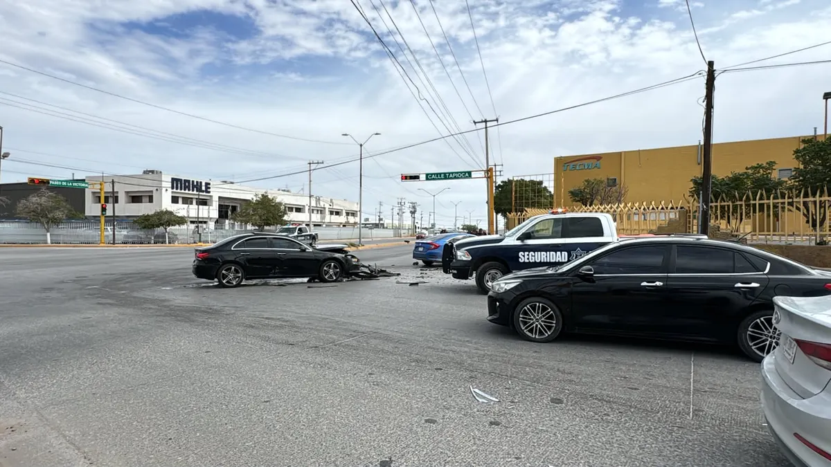 Deja choque dos autos varados en Paseo de la Victoria y Tapioca