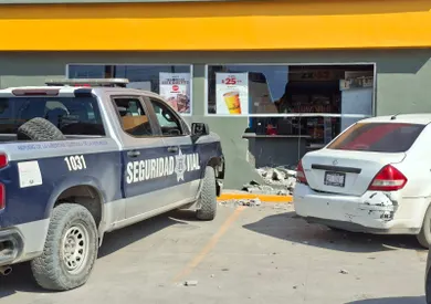 Confunde freno con acelerador y termina dentro de un Oxxo en la Anáhuac