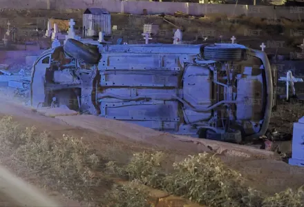 Amigo le presta el auto y acaba volcado en panteón La Chaveña