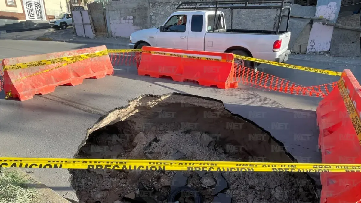 Cierran carril en la Ponciano Arriaga por socavón