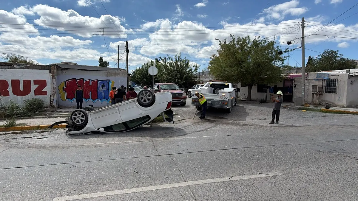 Conductor pierde control y vuelca en curva del bulevar Municipio Libre