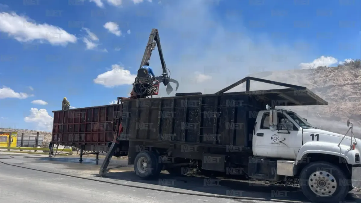 Sofocan incendio en caja de tráiler que llevaba vehículos chatarra a EU