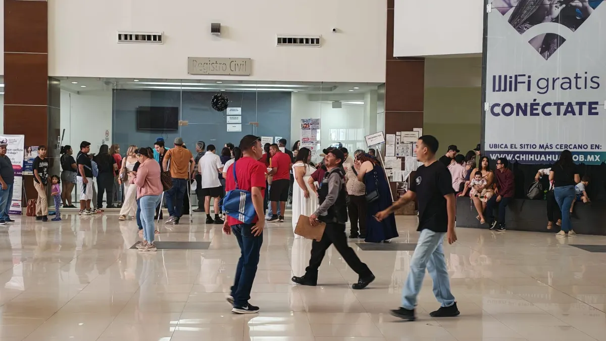 Parejas desafían superstición y se casan en martes 13 en Pueblito Mexicano