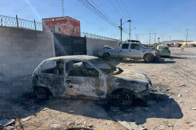 Incendian cuatro vehículos frente al Corralón 3 en Ciudad Juárez