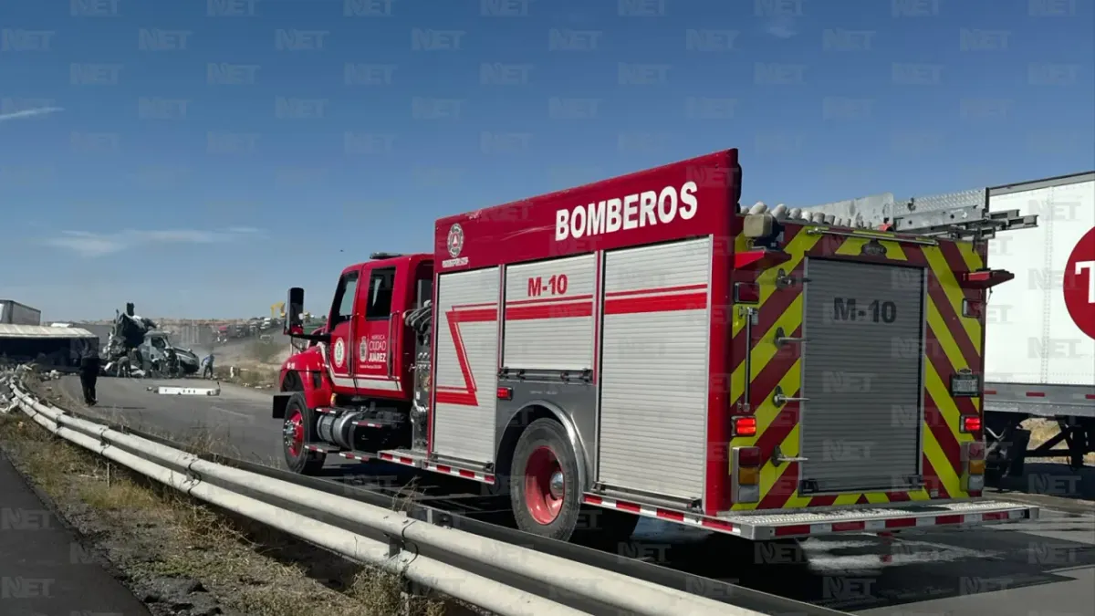 Choque deja dos heridos y carga de alimentos enlatados regada en la Panamericana