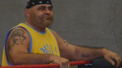 Reportan amputación de ambas piernas al luchador Konnan
