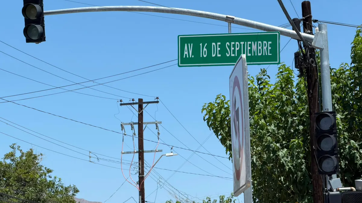 Paraliza apagón el centro de Juárez; negocios cierran y tráfico se complica