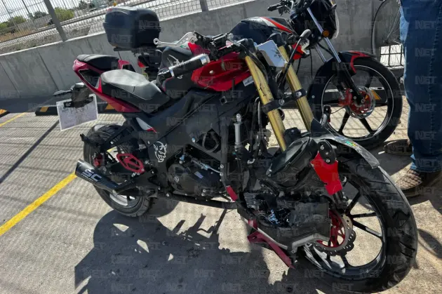 Motociclista resulta lesionado tras choque con tráiler en el eje vial