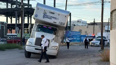 Colapsa pavimento y atrapa camión de mudanzas en el Pronaf