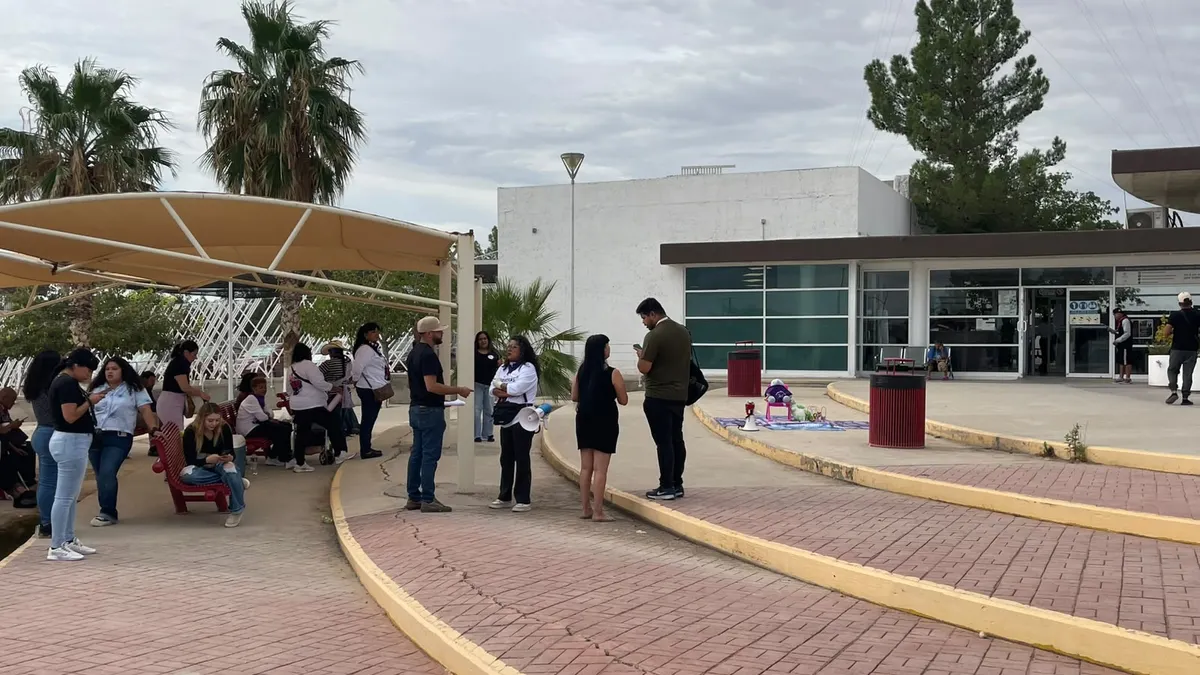 Protesta madre de niña autista en Ciudad Judicial; exige que se respeten sus derechos