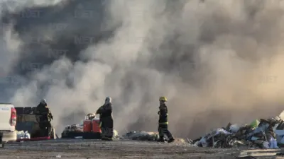 Incendio en recicladora cumple más de 21 horas; humo cubre gran parte de Juárez