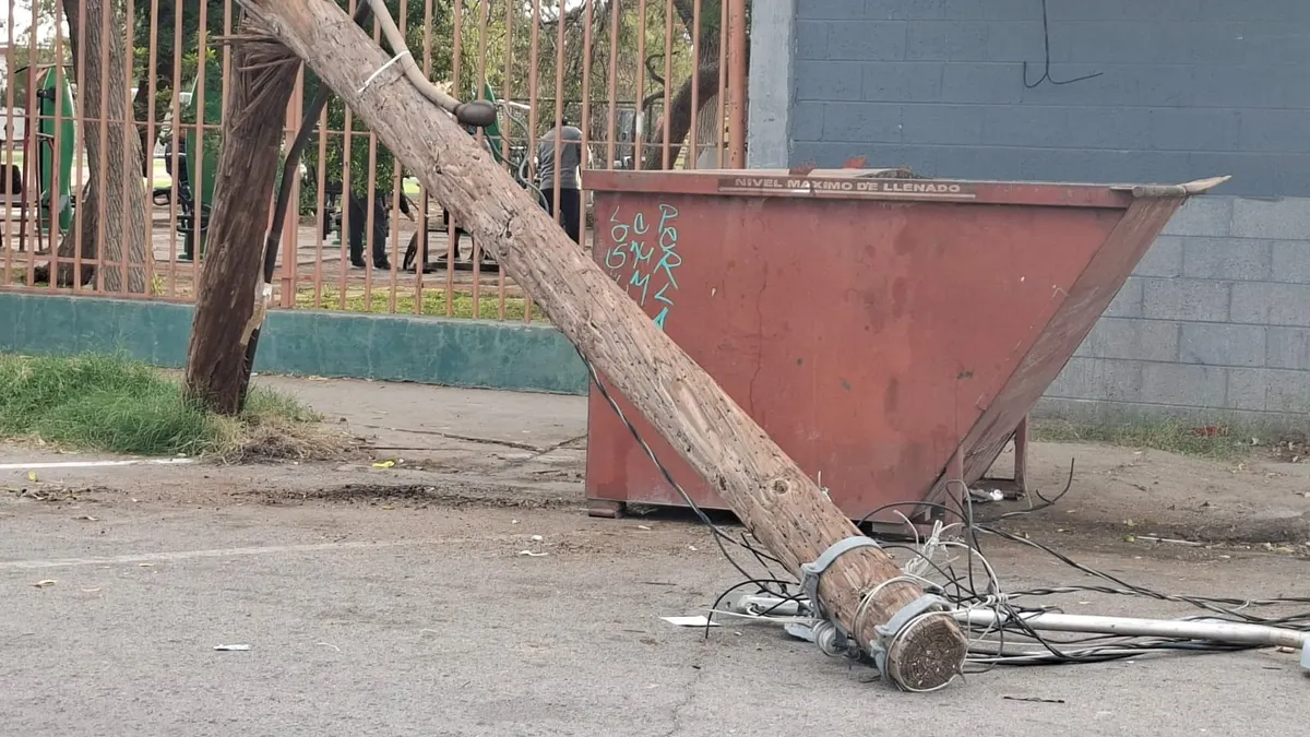 Derriba tráiler poste de telefonía y se da a la fuga en la Partido Romero