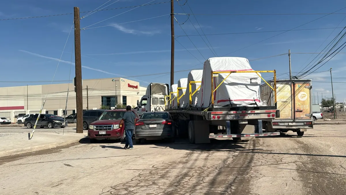 Choque entre auto y tráiler afecta el tránsito en Miguel de la Madrid