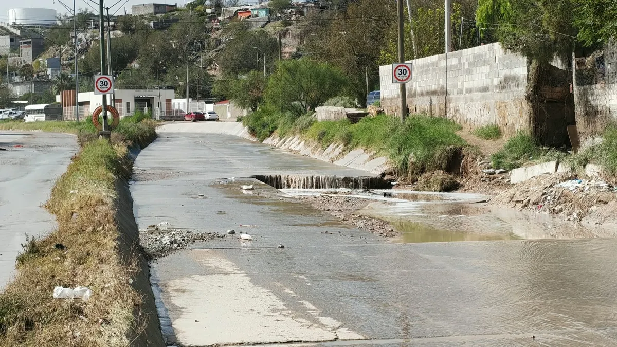 Lluvias arrancan pavimento en la Felipe Ángeles y dañan viviendas
