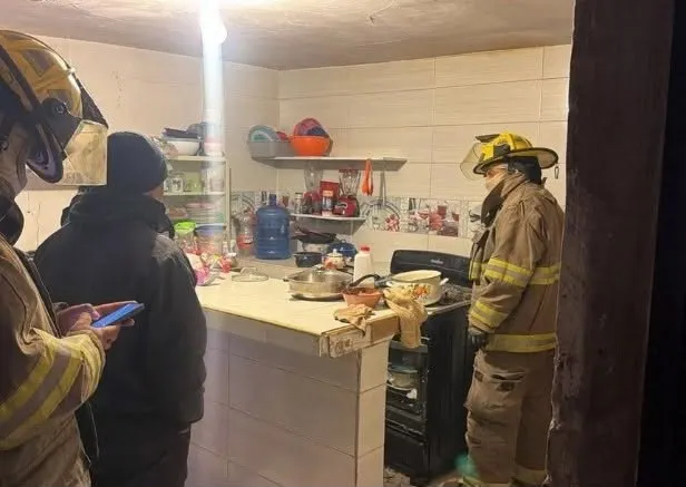 Explota estufa por acumulación de gas y lesiona a mujer en la Lucio Cabañas